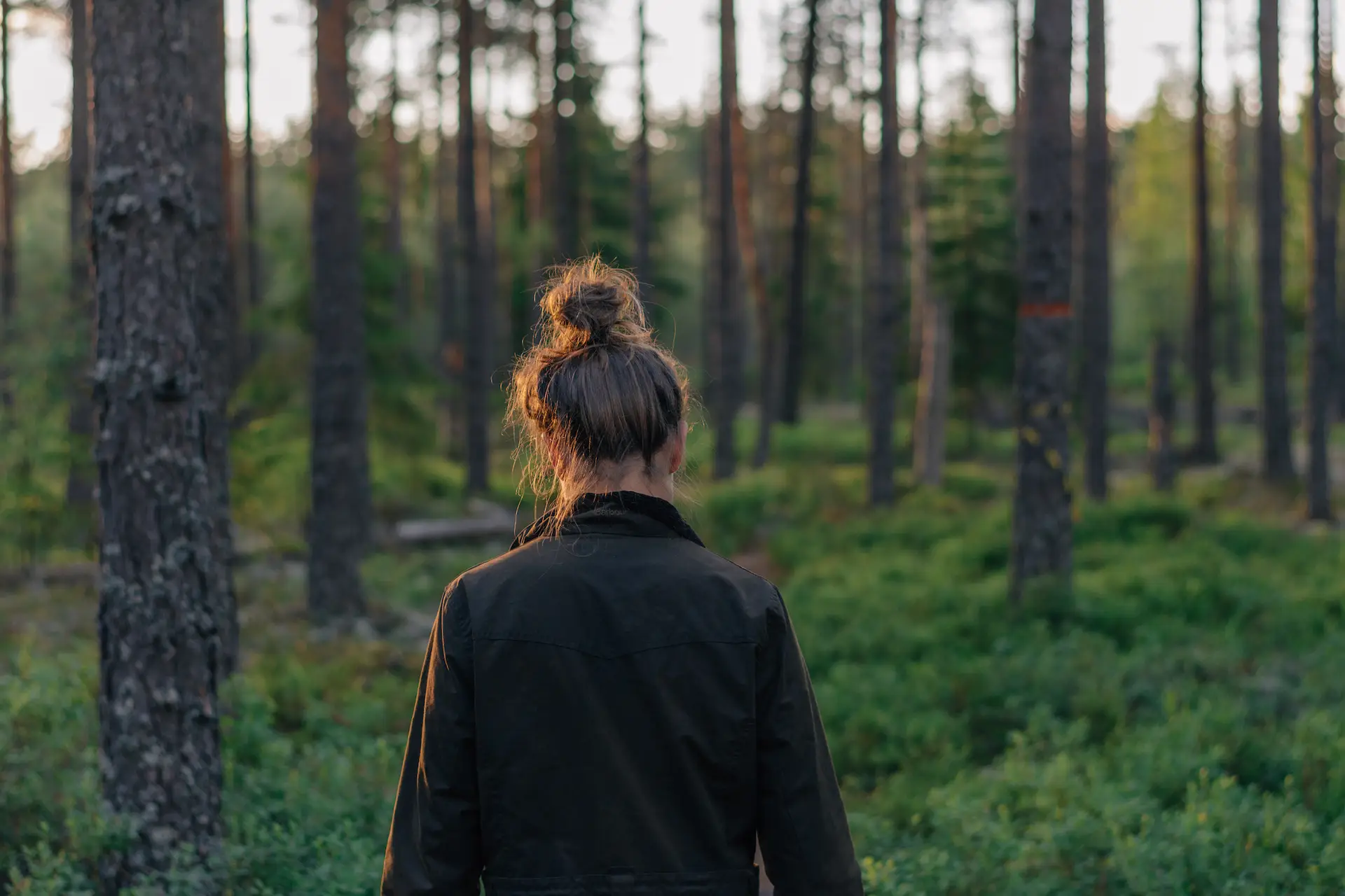 Kvinna i skogen – Saras Hela Hems mission att underlätta i svåra tider